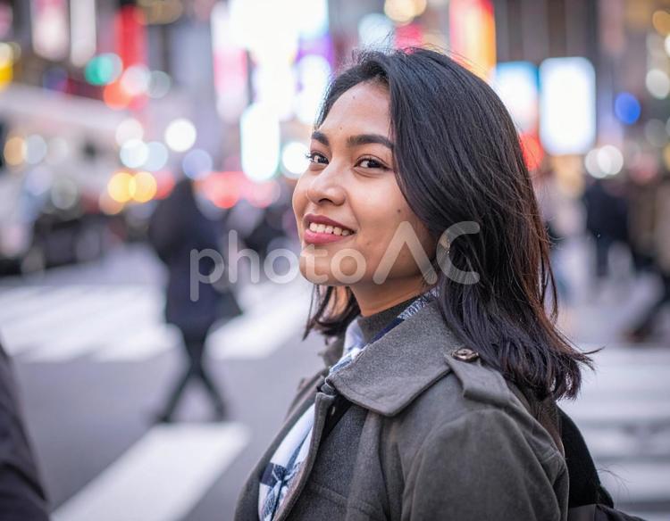街中を歩くハーフ系の女性 女性,歩く,ハーフの写真素材