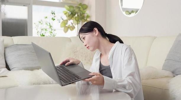 パソコントラブルでパニックになる女性 パソコン,トラブル,女性の写真素材