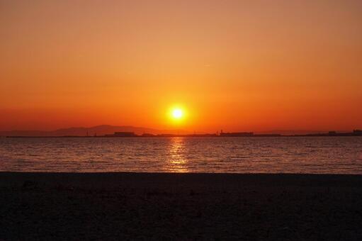 夕陽に沈む関西国際空港 関西国際空港,関空,夕景の写真素材