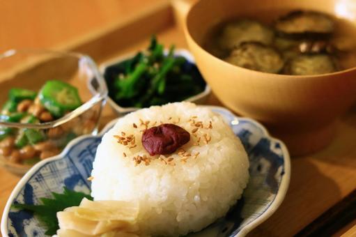 新米で朝ごはん 新米で朝ごはん 朝食,朝ごはん,おむすびの写真素材
