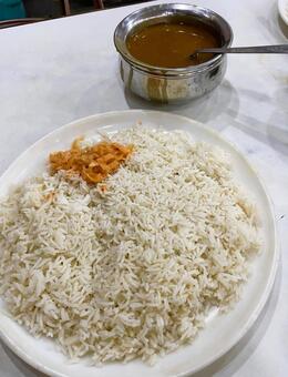 大盛りご飯と香り高い本格的なインドカレー インドカレー,カレー,バスマティライスの写真素材