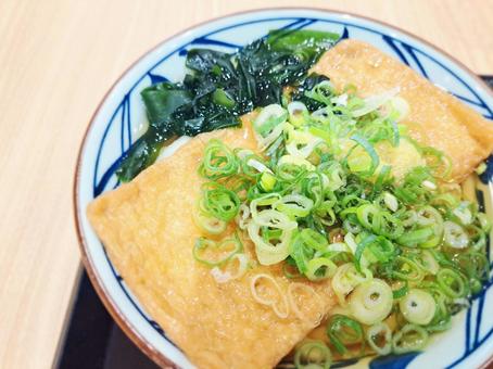大きなあげ きつねうどん 01 大きなあげ きつねうどん 01 きつねうどん,あげ,うどんの写真素材