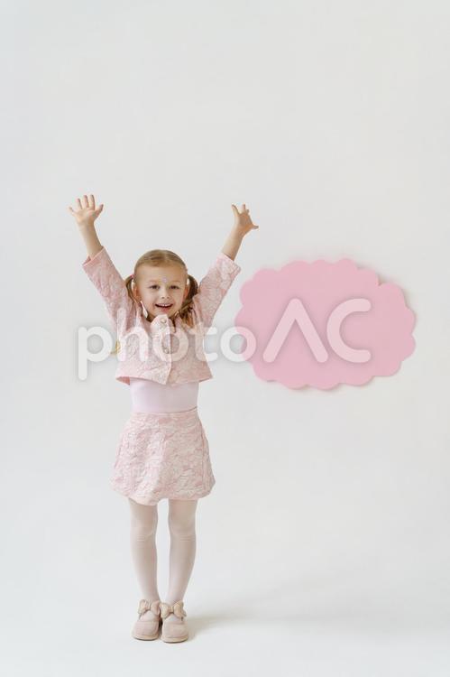 バンザイをする笑顔の女の子 女の子,バンザイ,立つの写真素材