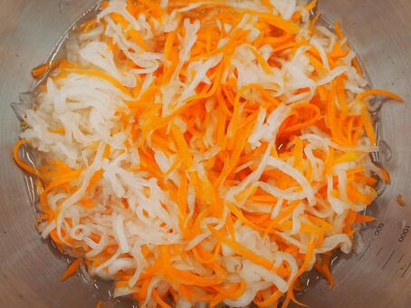 なます・自家製おせち料理を作る（接写） おせち料理,なます,大根の写真素材