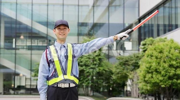 交通整理をする交通誘導員 交通誘導員,駐車場,案内の写真素材