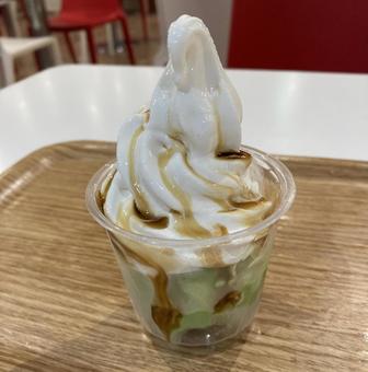 ソフトクリームを抹茶アイスにのせて ソフトクリームを抹茶アイスにのせての写真