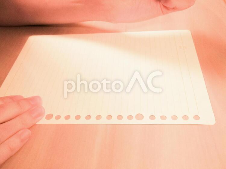 ルーズリーフの書き始め(左利き) ルーズリーフ,ビジネス,人物の写真素材