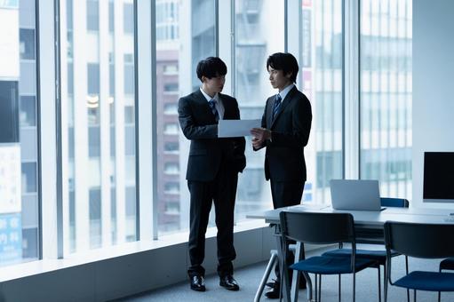 打ち合わせするビジネスマン ビジネスマン,打ち合わせ,オフィスの写真素材