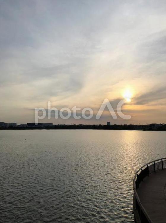 夕暮れ時の風景 夕暮れ,湖,太陽の写真素材