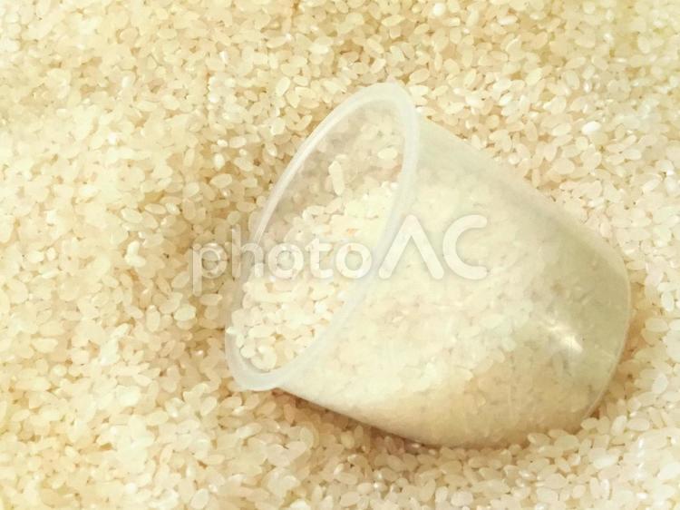 お米と計量カップ お米,白米,新米の写真素材