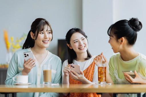 カフェで女子会をする若い女性 カフェで女子会をする若い女性 カフェ,スマートフォン,女子会の写真素材