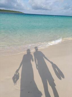 海と砂浜 海,砂浜,カップルの写真素材