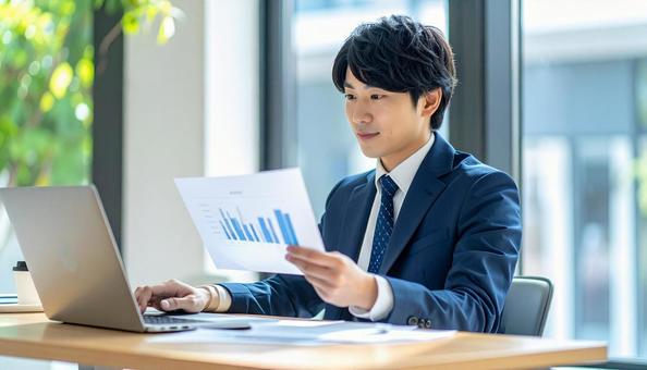 資料作成・分析をするビジネスマン 資料作成・分析をするビジネスマンの写真