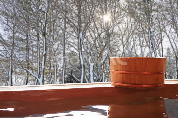 雪景色と温泉のイメージ 温泉,露天風呂,旅の写真素材