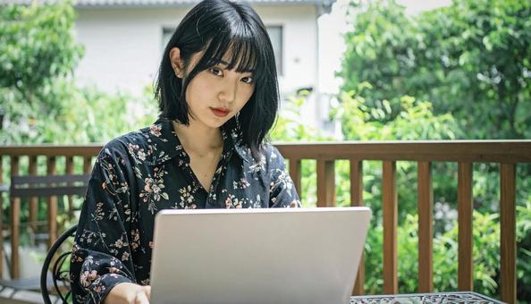 テラス席でお仕事の写真