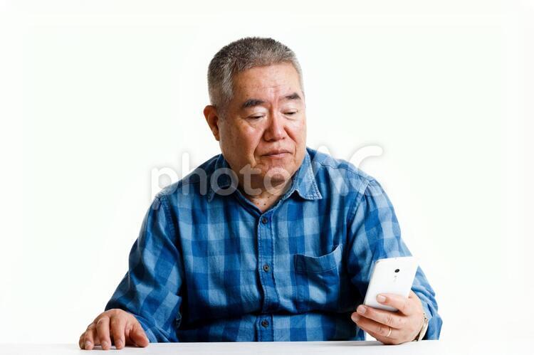 高齢者男性とスマートフォン おじいさん,スマホ,高齢者の写真素材