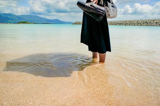夏の海辺と女性の足元 海,女性,夏の写真素材