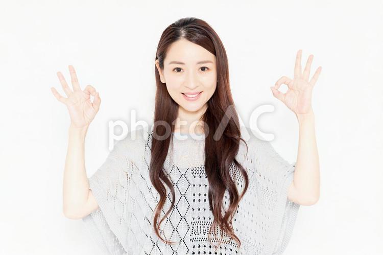OKのポーズをするカジュアルな服を着た女性 ok,はい,大丈夫の写真素材