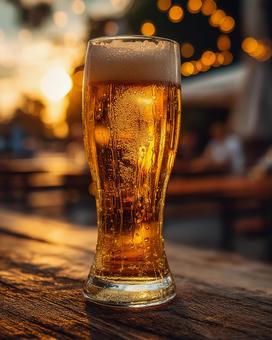 夕日に輝く、泡立つ冷たいビール 夕日に輝く、泡立つ冷たいビールの写真