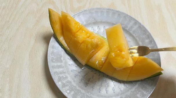 カットメロンを食べる(左余白) カットメロンを食べる(左余白) メロン,赤肉,赤の写真素材