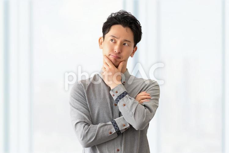 考えごとをする男性ビジネスマン 男性,考える,悩むの写真素材