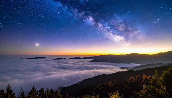 山頂から望む雲海と星空 山頂から望む雲海と星空の写真