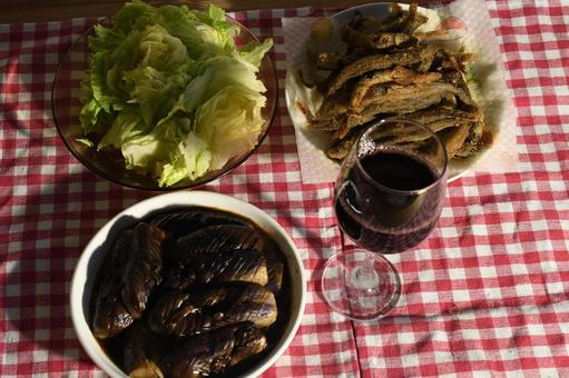 Photo, evening drink, red wine, deep fried shishamo fish, 