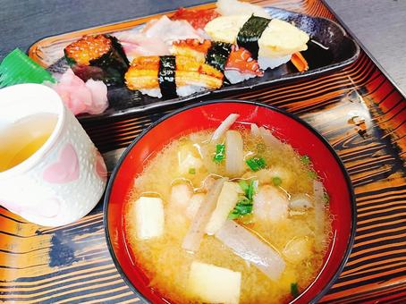 寿司と豚汁の定食 寿司,魚,生ものの写真素材