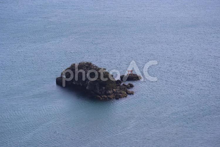 空から見た海と無人島と鳥居のある小島 海,無人島,鳥居の写真素材