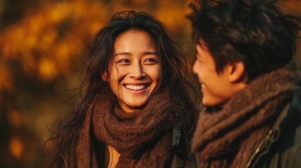 紅葉を楽しむ幸せそうなカップルの写真