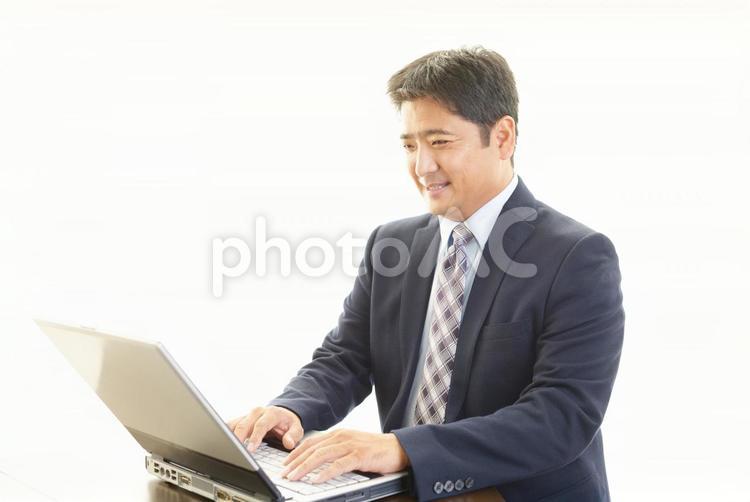 ノートパソコンで仕事中のビジネスマン 男性,男,パソコンの写真素材