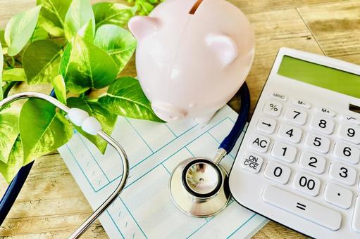 白色の電卓と通帳とブタの貯金箱 白色の電卓と通帳とブタの貯金箱 貯金,節約,家計管理の写真素材