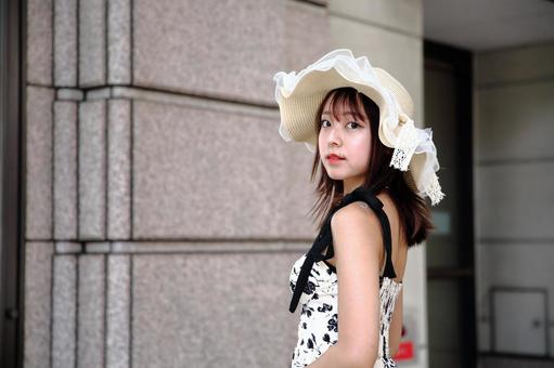 重厚な建築物の前でカメラ目線の女性 重厚な建築物の前でカメラ目線の女性 女性,若い,美しいの写真素材