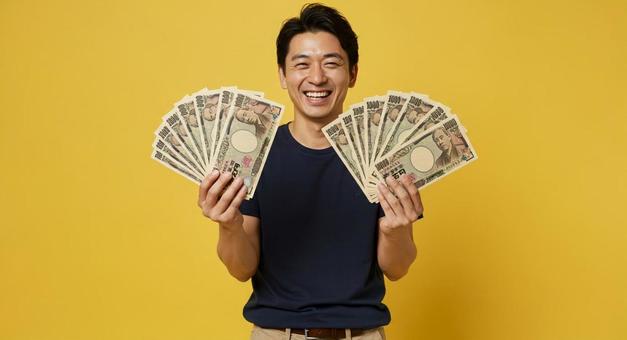 お札を手にして喜ぶ男性 お札を手にして喜ぶ男性の写真