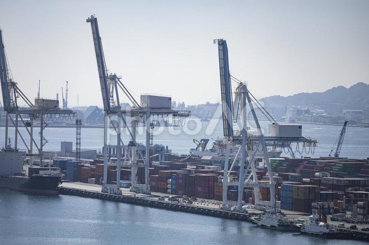 静岡県の清水港のガントリークレーン 清水港,静岡県,ガントリークレーンの写真素材