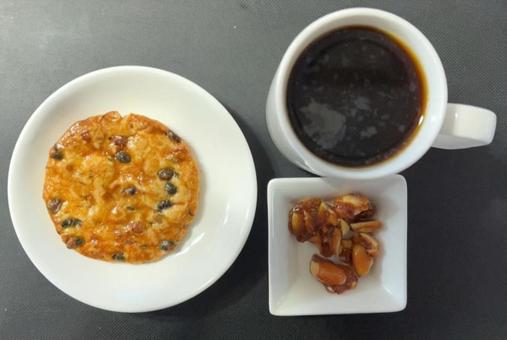 珈琲、丸大豆煎餅とからめる黒糖ピーナッツ コーヒータイム,コーヒーブレイク,ドリップコーヒーの写真素材