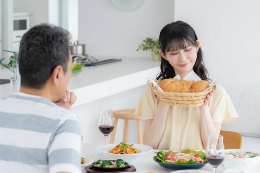ダイニングで食事をするミドルの夫婦 ダイニングで食事をするミドルの夫婦 食事,家族,夫婦の写真素材
