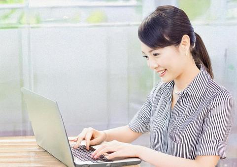 リモートワークの女性 リモートワークの女性の写真