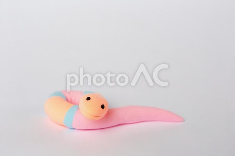 カメラ目線でだらけているピンクの蛇 蛇,クレイアート,動物の写真素材