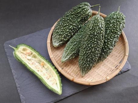 夏野菜ゴーヤのザル盛_黒バック_4 夏野菜ゴーヤのザル盛_黒バック_4 夏野菜,野菜,ゴーヤの写真素材