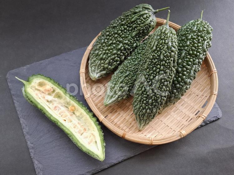 夏野菜ゴーヤのザル盛_黒バック_4 夏野菜,野菜,ゴーヤの写真素材