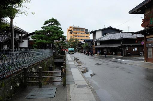 雨の旧高山町役場前の道と赤い橋（中橋 旧高山町役場,木造,高山の写真素材