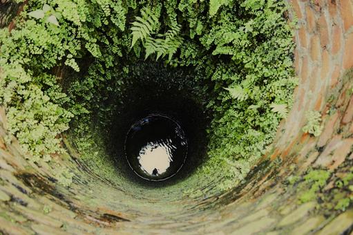 井戸を見下ろす　1 井戸,水,地下の写真素材