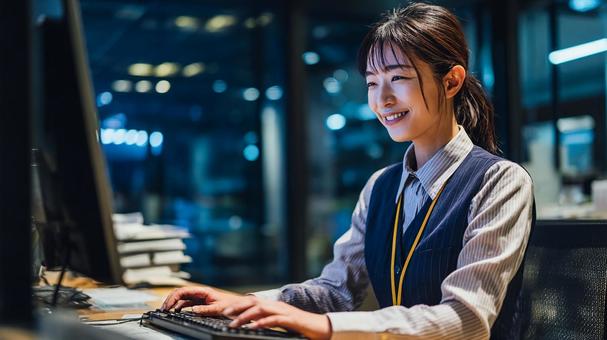 プロフェッショナルな笑顔の日本人女性 プロフェッショナルな笑顔の日本人女性の写真