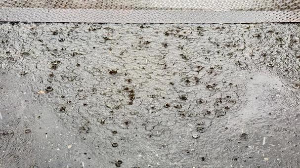 雨の水溜まり 雨の水溜まり 雨,水溜まり,豪雨の写真素材