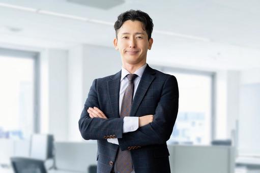 腕組みをする男性ビジネスマン 男性,腕組み,微笑むの写真素材