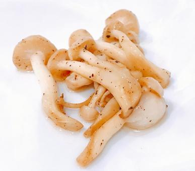 Photo, fried shimeji mushrooms, stir-fried white shimeji mushrooms, stir-fried shimeji mushrooms, 