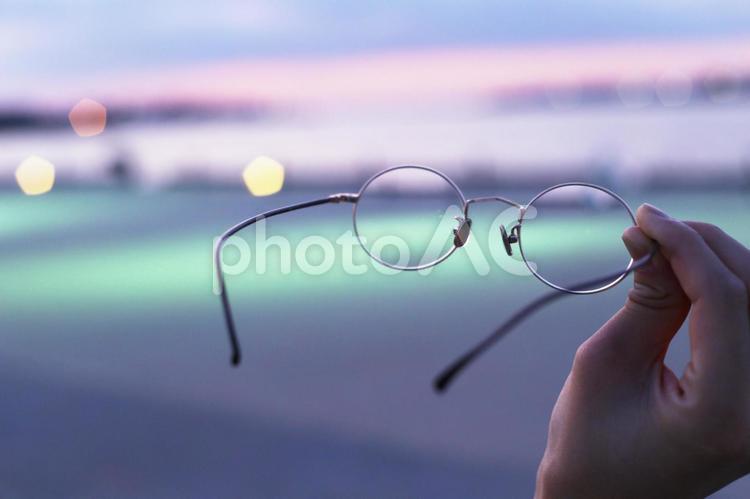 眼鏡が主役 眼鏡,手,ライトアップの写真素材