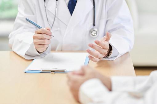 At the hands of a male doctor explaining the symptoms to the patient, JPG At the hands of a male doctor explaining the symptoms to the patient, 医生, 男人, 说明, JPG