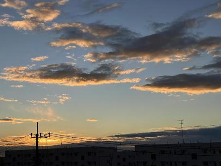 街の日の出 空,シルエット,夕焼けの写真素材